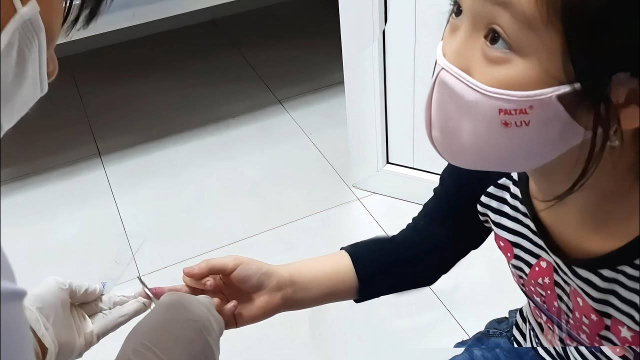 Chị Silent Sea đưa Gia Linh đi chữa bệnh thủy đậu tại khoa Da Liễu không bị tiêm và miễn phí