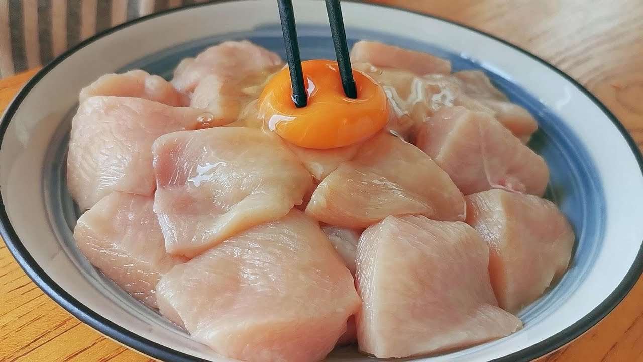鸡胸肉里加一个鸡蛋，不用炒不油炸，用擀面杖一压，比红烧肉还香