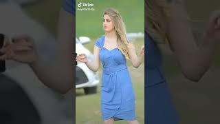 Mavili Kız Halay Çekiyor Resimi