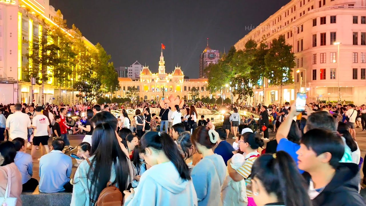 BIỂN NGƯỜI ĐỔ VỀ PHỐ ĐI BỘ NGUYỄN HUỆ|SÀI GÒN NÁO NHIỆT ĐẸP LUNG LINH ĐÔNG NGHẸT VIỆT KIỀU KHÁCH TÂY