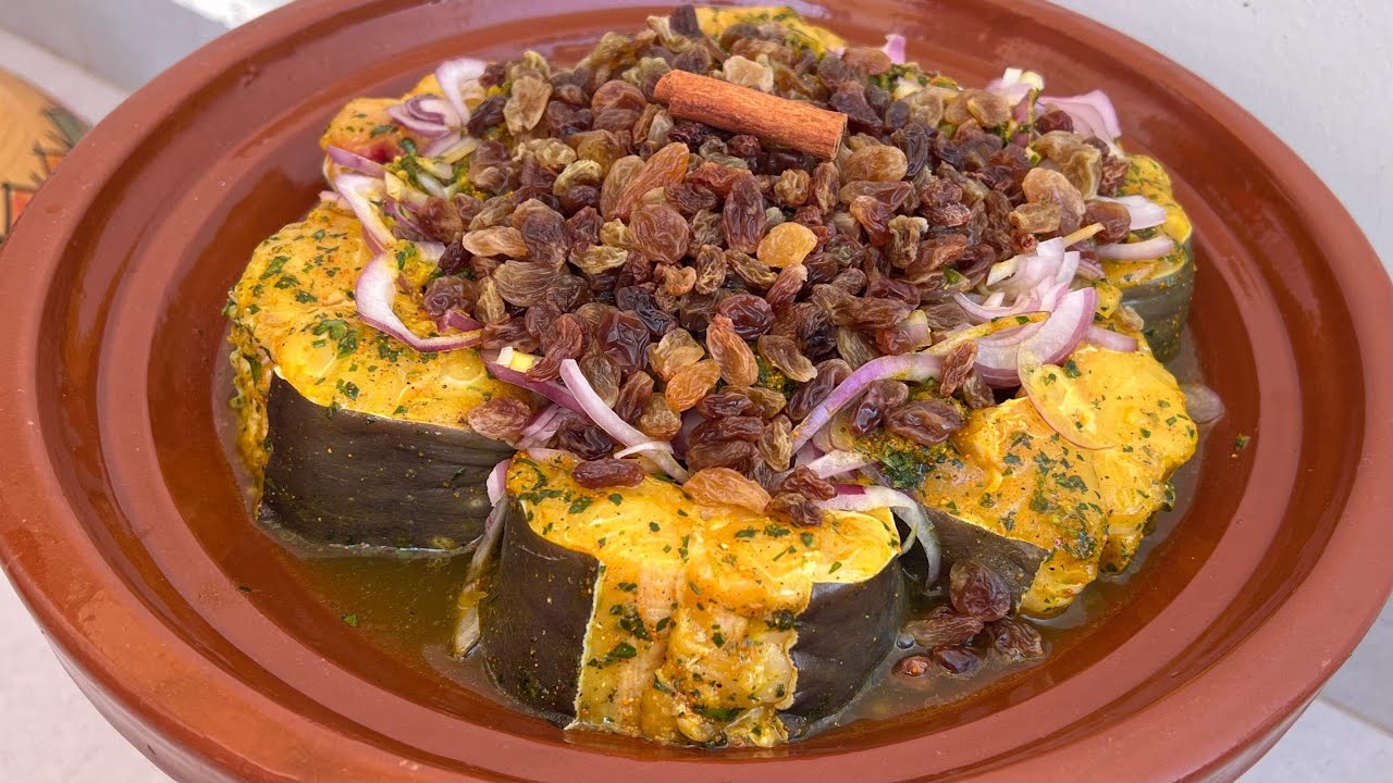 طاجين الصنور او الفرخ بالبصلة و الزبيب على الفاخر واحد البنة يا سلام 😋