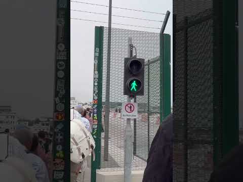 Ülkeye, Havalimanının ortasından yürüyerek giriyorsun 😱 inanılmaz ya 😂 çok saçma dimi ?
