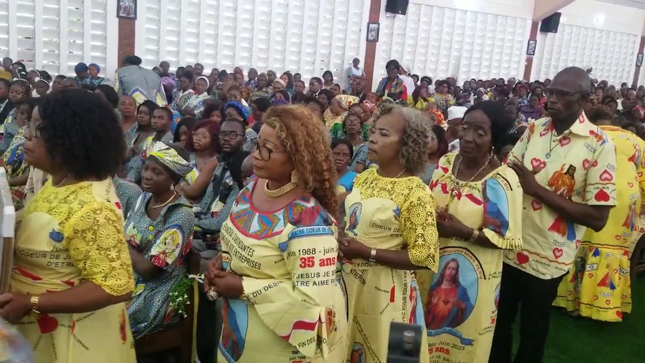 Mgr Edouard Isango reçoit des cadeaux des chrétiens de Saint Augustin de Lemba