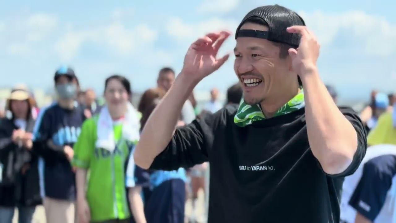 燕市でスワローズライスファームプロジェクトの田植えに元東京ヤクルトスワローズの￼坂口智隆さんとマスコットキャラクターつばみが参加