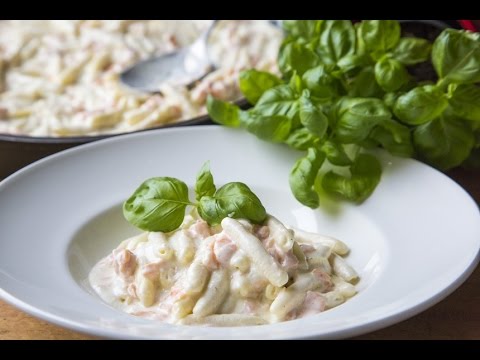 Video: Fettuccine Sa Lososom U Umaku Od Plavog Sira