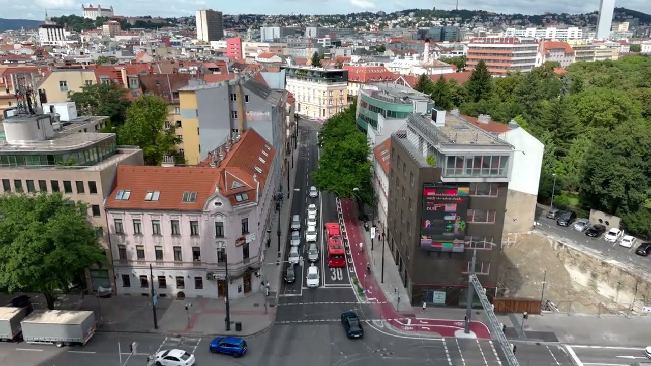 Dunajská ulica v Bratislave. Rušná dopravná tepna sa zmenila na moderný verejný priestor