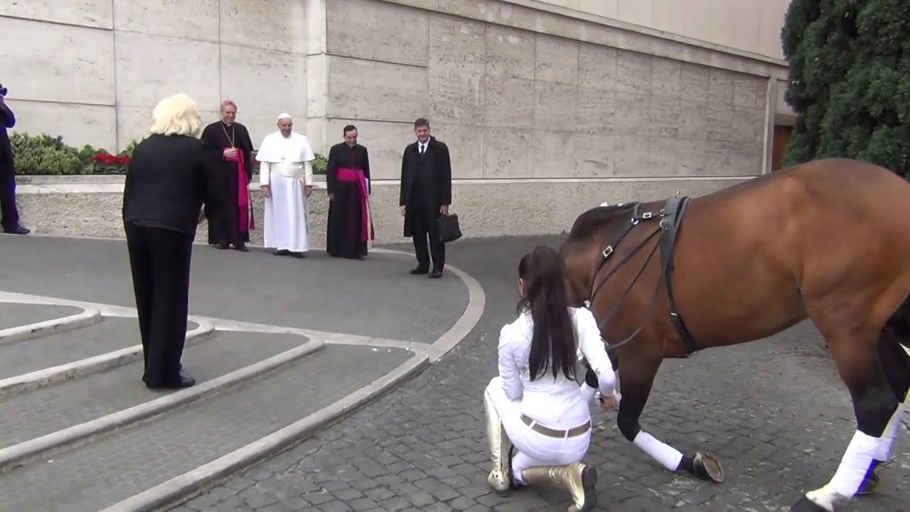 LAURA MAGIC HORSE SHOW E IMPERADOR INCHINO PER PAPA FRANCESCO