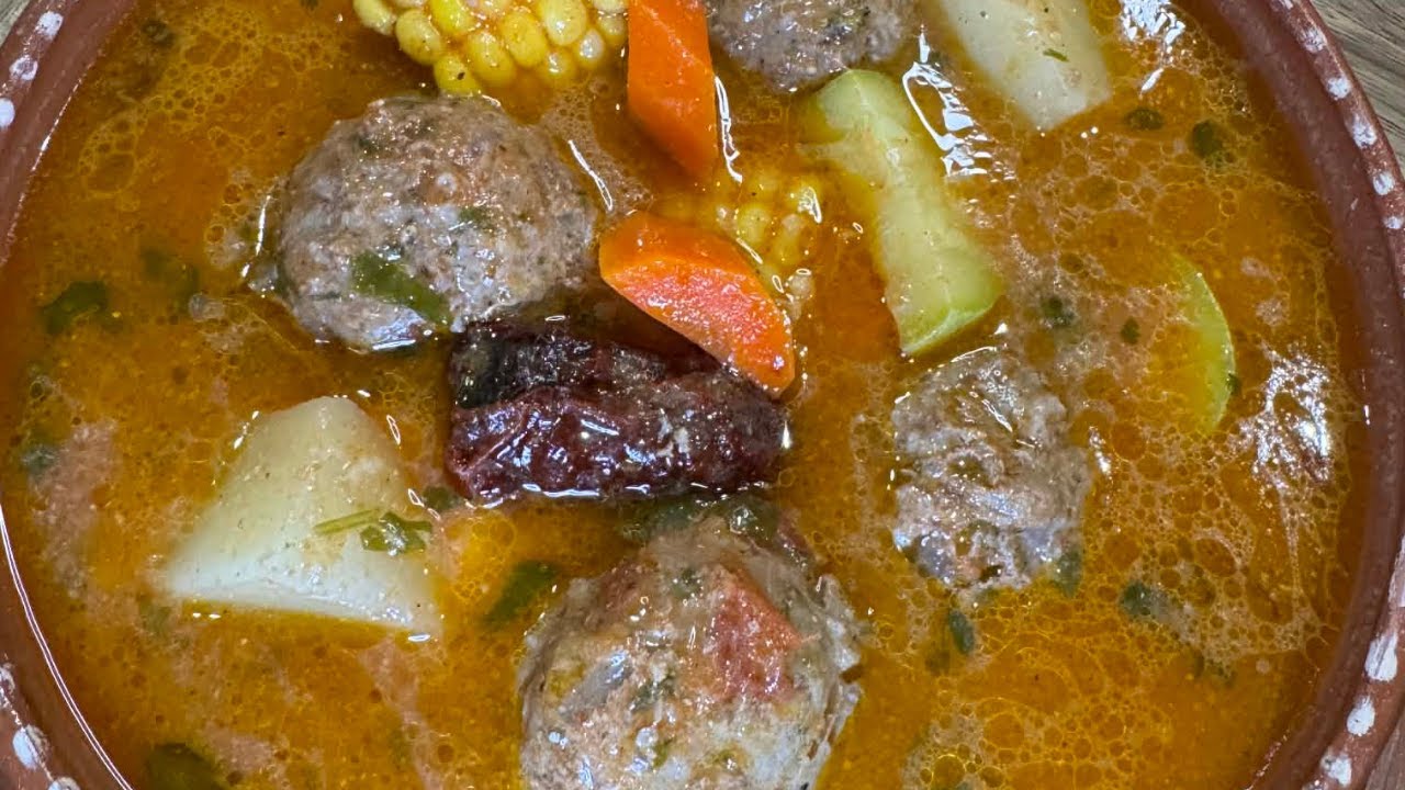 Caldo de Albóndigas de Res Rellenas y Verduras | Receta Fácil y Sabrosa