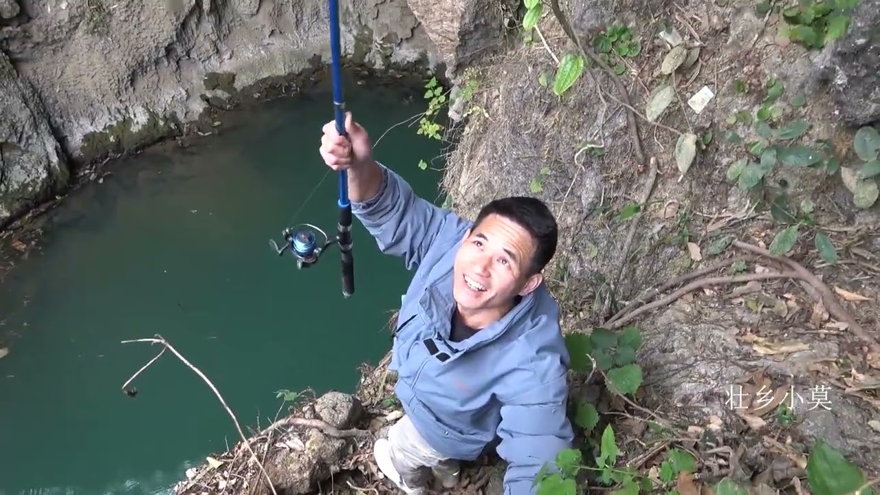 两层楼高山洞钓上巨货，用绳子绑背篼下去装鱼，三人配合才拉上岸