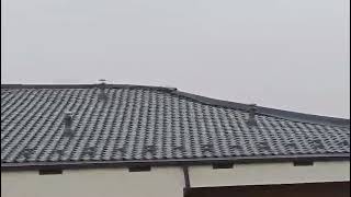 Momentul în care acoperișul unui bloc din Păcurari este smuls de vânt