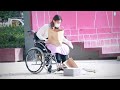 휠체어를 탄 여성이 짐을 떨어뜨린다면?