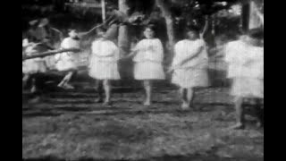 1931.Giappone.gente Giapponese Sconosciuto Che Balla. Terreno Di Gioco? Una Bella Ragazza Che Balla.