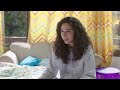 هبـة بتحاول تقنع دعاء تروح معاهم السينما و كريمـة رايحة للجيران بـ عشـم سابع جار