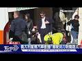 刷整排! 義大利車撞人行道 駕駛下車揮刀釀8傷｜TVBS新聞 @TVBSNEWS01