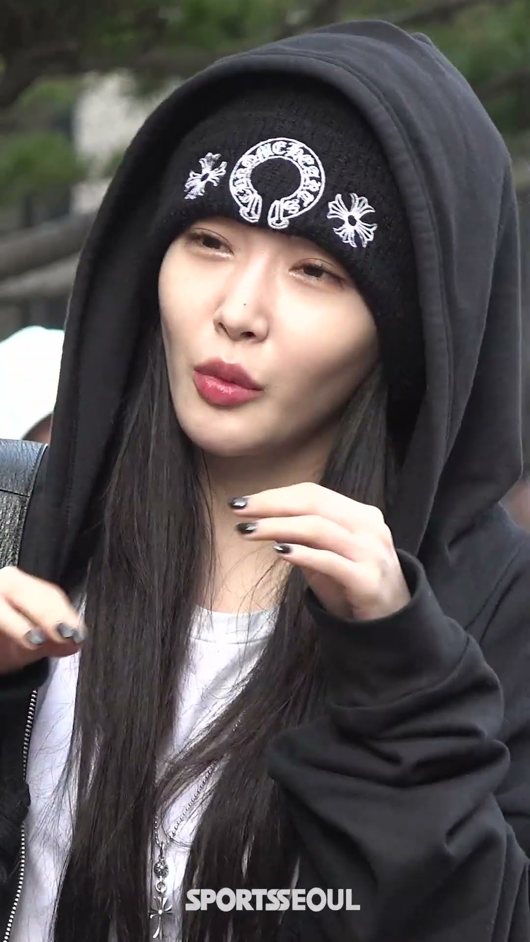 청하(CHUNGHA), 앙증맞은 손으로 꼬물꼬물 만들어 낸 하트