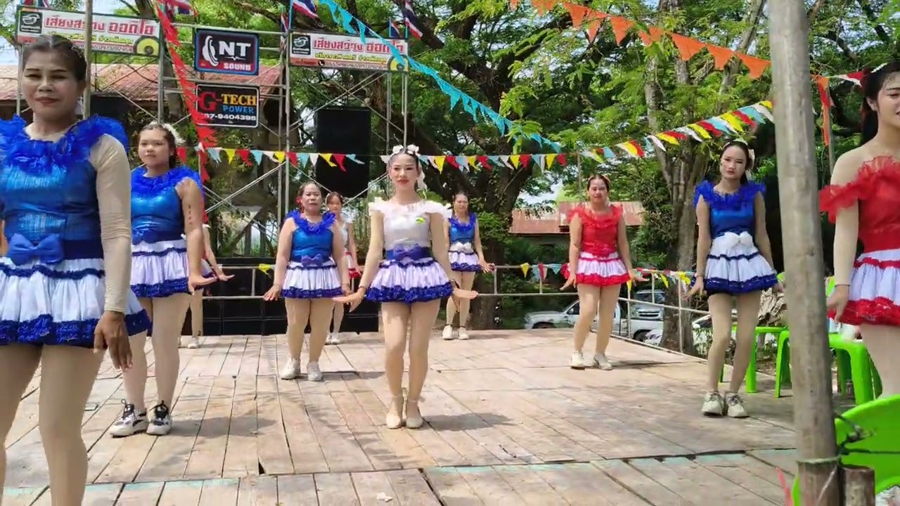 เปิดการเต้นรำวง สาวน้อยโนนสวรรค์ งานบุญบั้งไฟ บ้านพุ่มแก ต.พุ่มแก อ.นาแก จ.นครพนม ปี2568