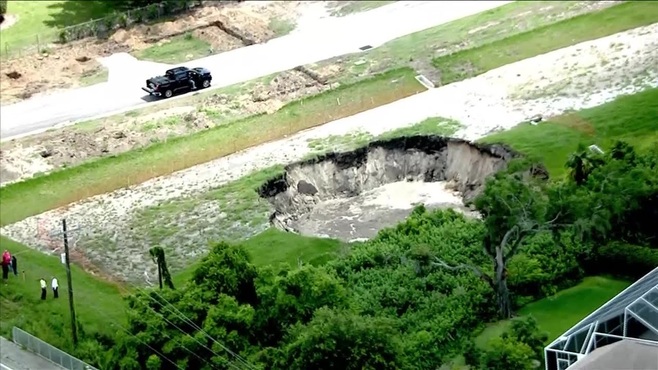 Massive sinkhole opens up in Lakeland neighborhood - YouTube