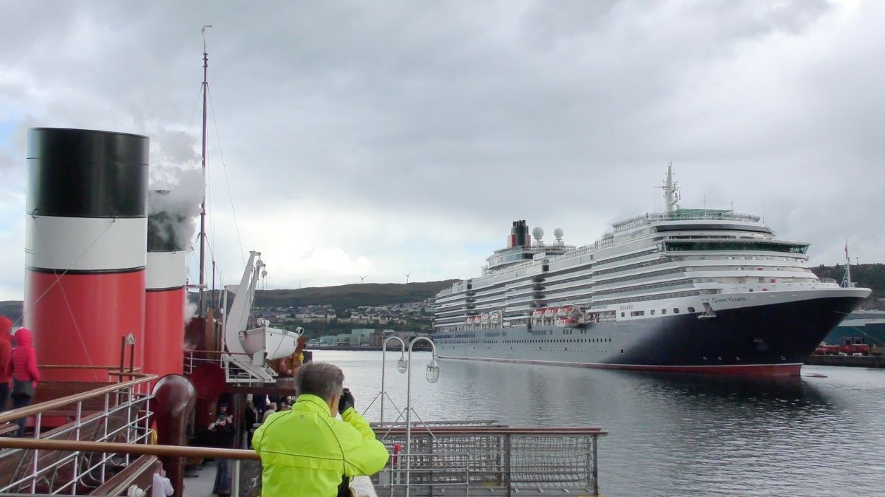 PS Waverley & Queen Victoria exchange salutes