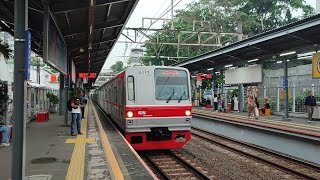 Kereta Commuter Bogor tiba di Stasiun Cawang, siap untuk antar penumpang sampai ke stasiun tujuan