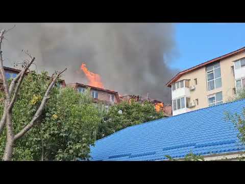 Mansarda unui bloc din Craiova este în flăcări