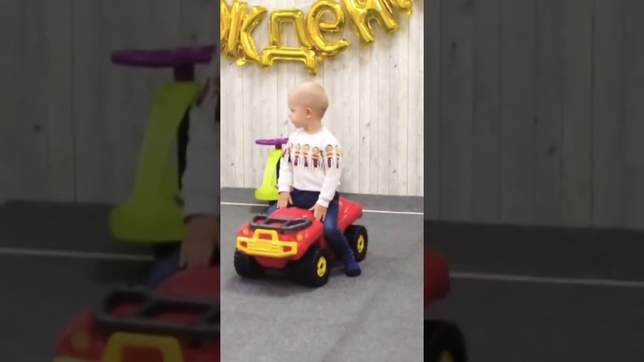 Мальчик около машины Мальчик около машины