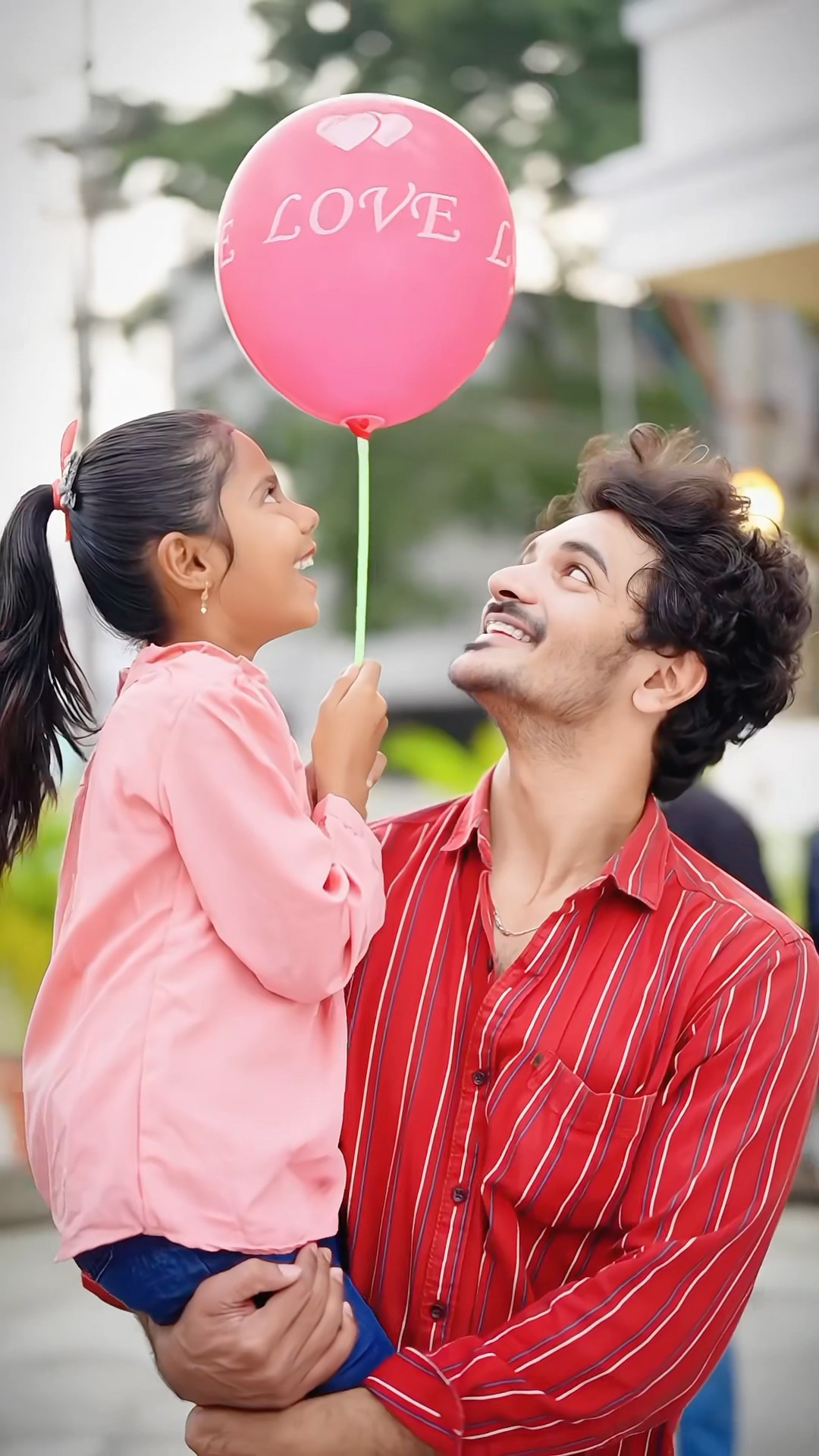 A father cannot see his daughter crying,…??? #azmaik #reality #humanity #hearttouching #emotional