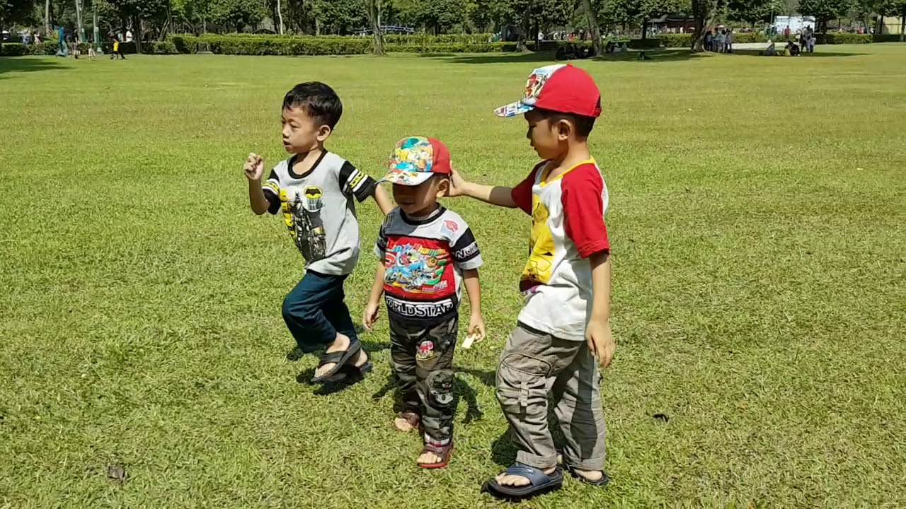  Anak  bermain  di Prambanan YouTube