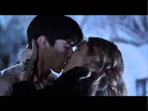 Sony Spin | Nine Lives of Chloe King - Beijo