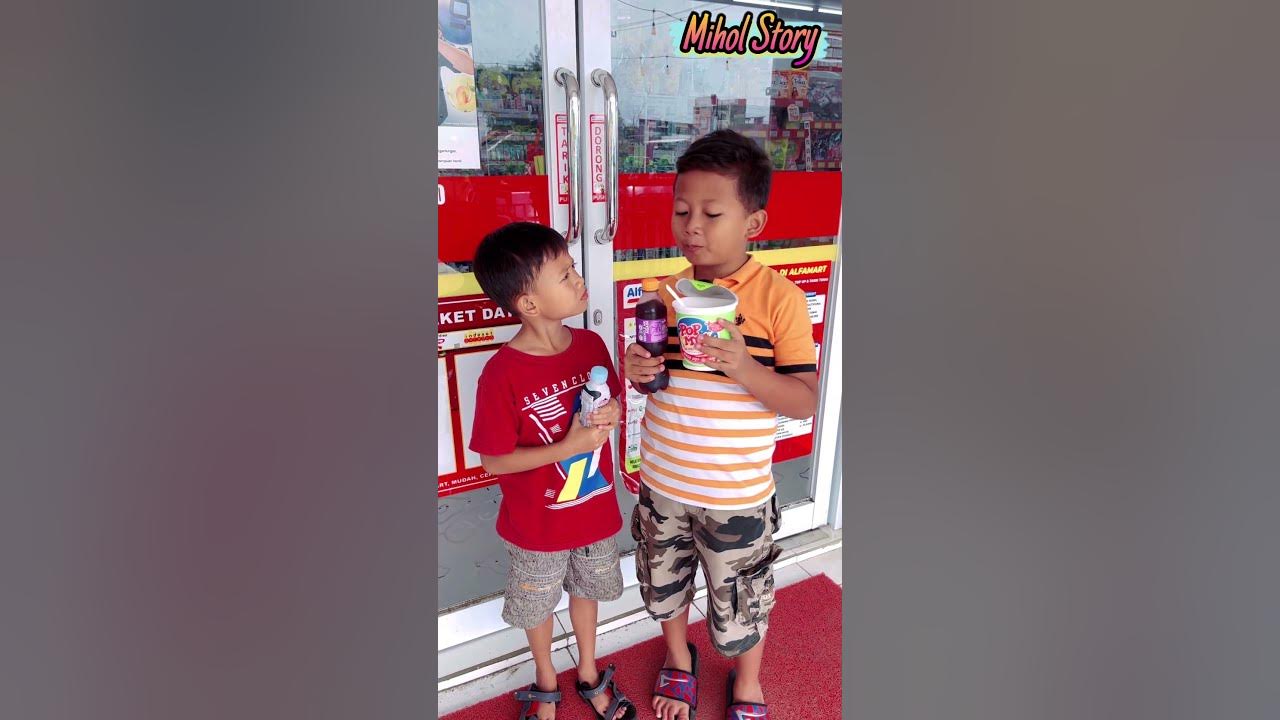 MAKAN POP MIE DI DEPAN ALFA MART SAMBIL MELIHAT PEMANDANGAN☺️🥰 #trending #comedy #humor #funny