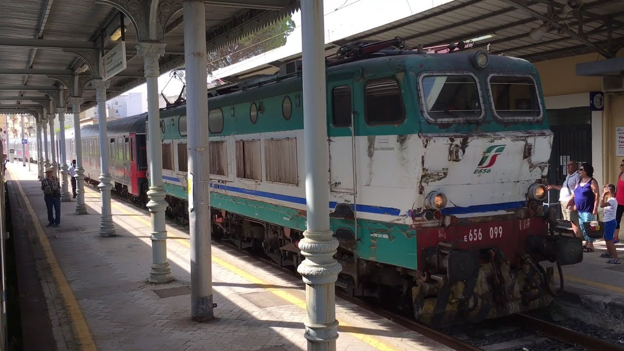Incrocio nella stazione di Augusta (SR) con il treno ICN 35835 proveniente da Roma Termini
