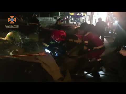 м. Павлоград: надзвичайники вивільнили постраждалого водія з пошкодженої внаслідок ДТП автівки