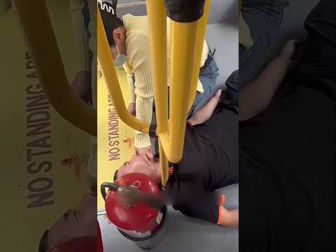 رجل صيني يواجه نوبة صرع داخل القطار لحظة ضعف تكشف قوة الإنسانية   اكسبلور