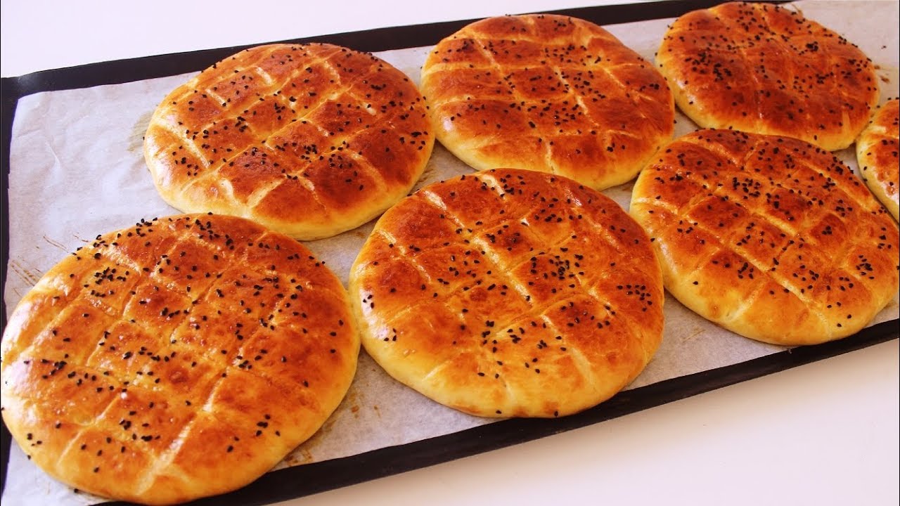 الخبز الرمضاني اللى كيتباع فالاسواق الشعبية  صايبيه فالدار بوصفة مضمونة كتخليه رطب وقطنى .