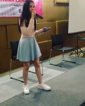 AISYAH AQILLAH NYANYIIN LAGU DEVANO?!