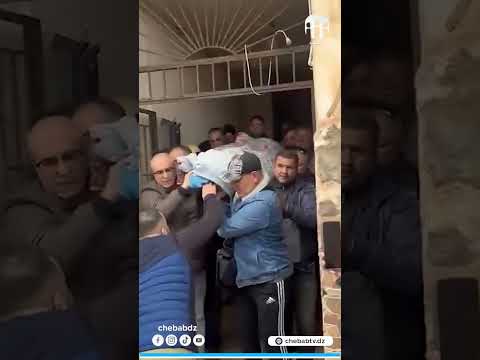 لحظة إخراج جثمان الراحلة بيونة من منزلها إلى المسرح الوطني لإلقاء النظرة الأخيرة