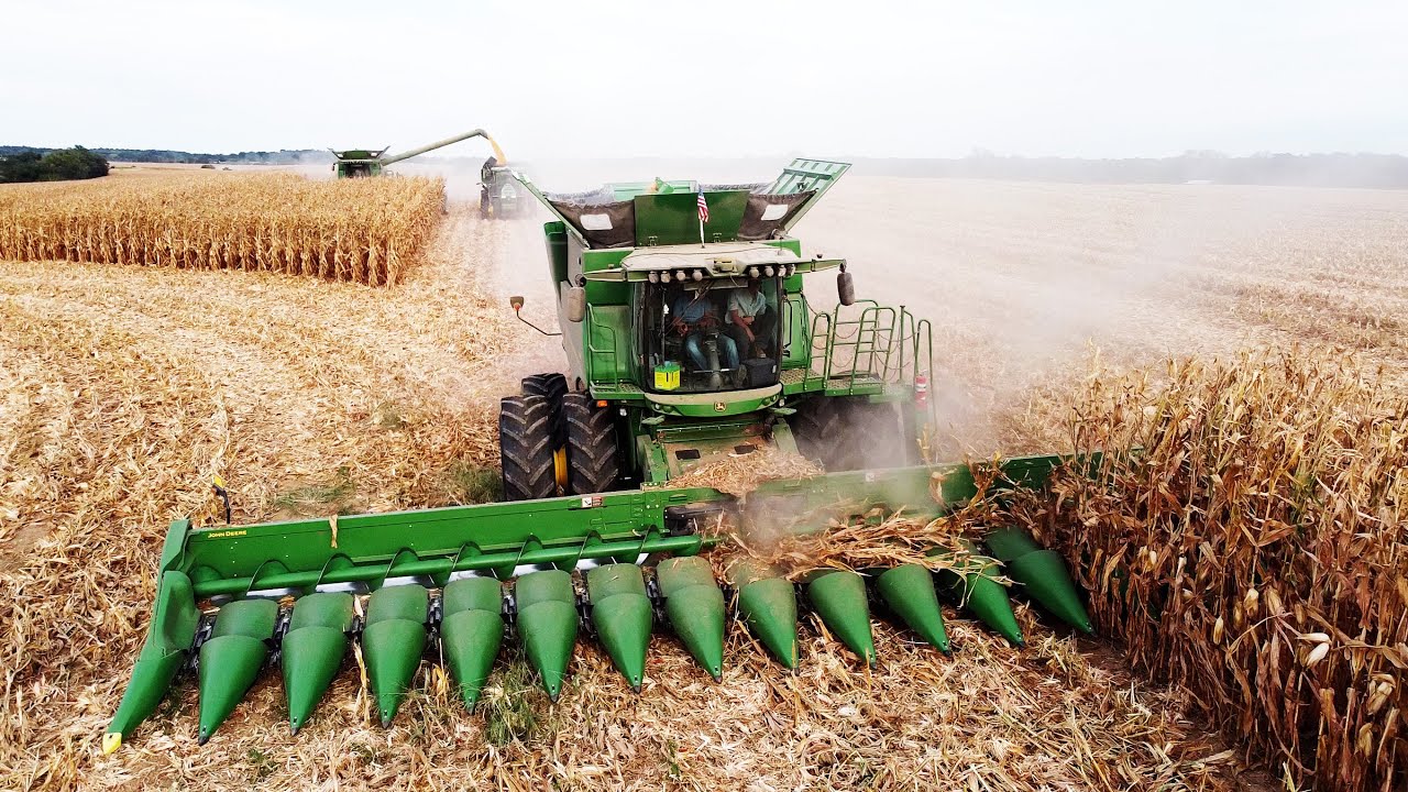 John Deere S780 Combines and 16-Row Corn Headers Harvesting Corn | BIG Harvest