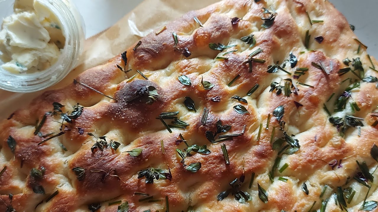Nos petites recettes | Beurre à l'ail confit et foccacia aux herbes du jardin