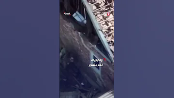 جندي روسي يتسلل خلسة ليلقي لغما متفجرا على جنود أوكران 