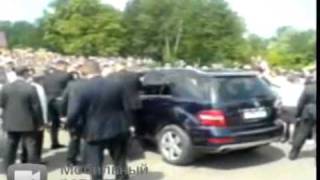 Медведев чуть не задавил людей на джипе в Казани Медведев чуть не задавил людей на джипе в Казани