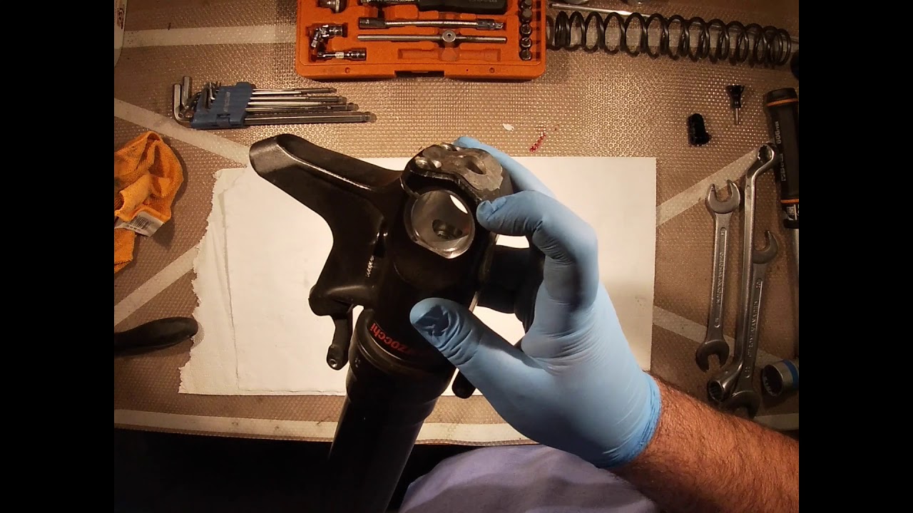 MV Agusta Brutale 1078RR: smontaggio idraulica forcelle