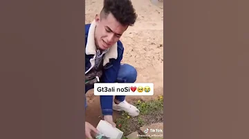 شاب جزائري يبكي بحرقة امام قبر امه هذا اول عيد بلا بيها ربي يصبره 