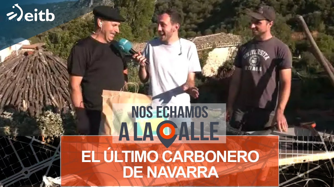 Así elaboran carbón Miguel Lander y su hijo Arkaitz, los últimos carboneros de Navarra