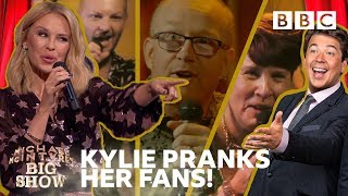 Kylie reacts to surprised fans' hilarious karaoke 🎤 😂 - BBC