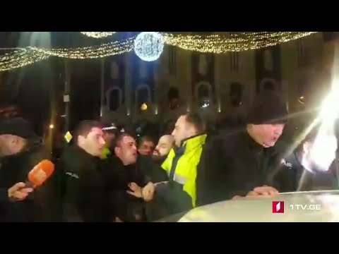 პარლამენტის მიმდებარე ტერიტორიიდან სამართალდამცველებმა კიდევ რამდენიმე პირი გაიყვანეს