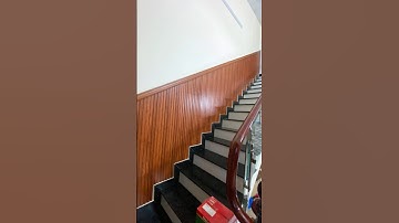 Kết hợp tấm lam sóng và thanh lam nhựa trang trí vách cầu thang độc đáo | Sàn Gỗ Mạnh Trí
