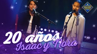 Vignette de la vidéo "EN EXCLUSIVA - Isaac y Nora cantan junto a Fetén Fetén "Veinte años" - El Hormiguero"