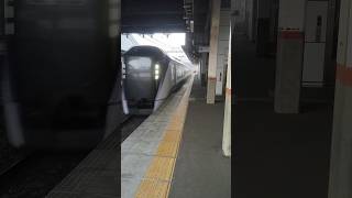 JR東日本長野支社の篠ノ井線の平田駅に特急あずさ50号千葉行きが平田駅を高速通過する
