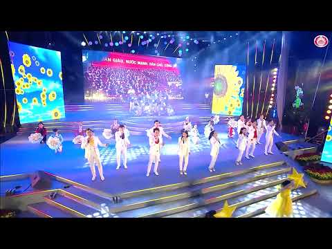 Video Tôi Yêu Tổ Quốc Tôi | Nhóm Lạc Việt - Nhóm Mắt Ngọc -... - youtube