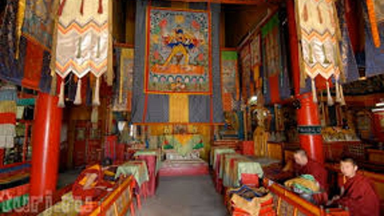 Внутреннее убранство православного и буддийского храма. Буддистский монастырь Гандантэгченлин. Монастырь Гандан Монголия. Монастырь Гандан Монголия внутри. Гандан дацан в Улан-Баторе.