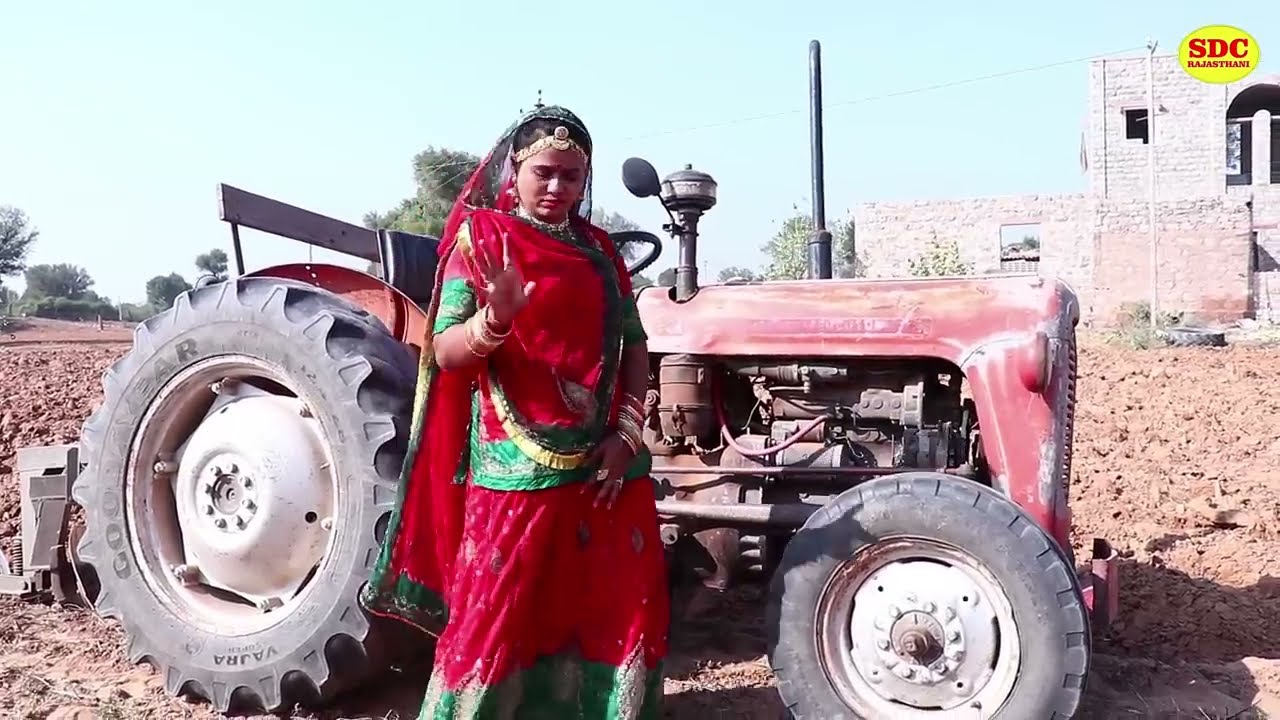 Indian village girl driver tractor देखें एक महिला खेत में ट्रैक्टर